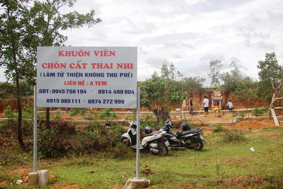Ba chàng trai trẻ tình nguyện lập nghĩa trang chôn cất các hài nhi xấu số - 1
Tấm biển lớn kèm số điện thoại được dựng phía trước để mọi người tiện liên lạc