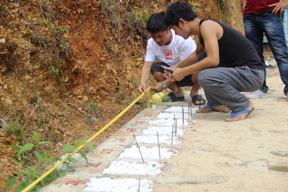 Ba chàng trai trẻ tình nguyện lập nghĩa trang chôn cất các hài nhi xấu số - 5 Các anh hoàn thiện lại khuôn viên được chu đáo hơn