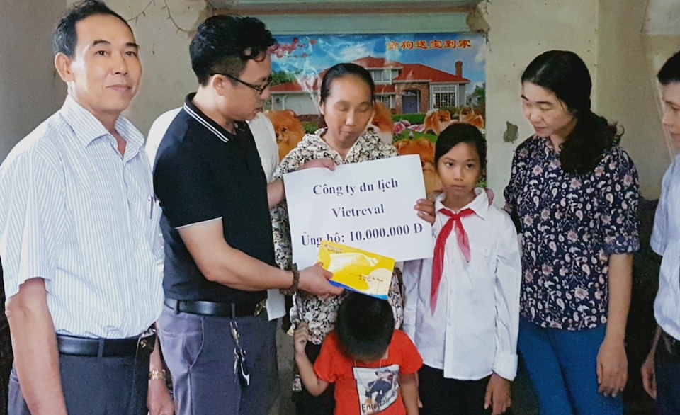 Hơn 175 triệu đồng đến với người mẹ ung thư giai đoạn cuối - 3
Thông qua báo điện tử Dân trí, cán bộ công nhân viên khối GIT của Công ty du lịch Vietravel biết đến hoàn cảnh của chị Thanh nên đã quyên góp được 10 triệu đồng. Do bận công việc, cán bộ công nhân viên khối GIT của Công ty du lịch Vietravel đã ủy quyền cho PV Dân trí trao tận tay 10 triệu đồng cho gia đình chị Thanh.