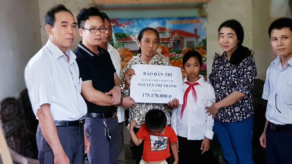 Hơn 175 triệu đồng đến với người mẹ ung thư giai đoạn cuối - 1
Trao hơn 175 triệu đồng tới chị Thanh
