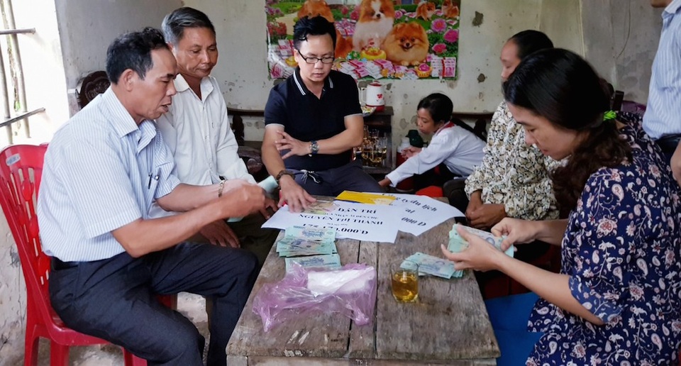 Hơn 175 triệu đồng đến với người mẹ ung thư giai đoạn cuối - 2
Chính quyền xã kiểm đếm giúp chị Thanh số tiền do bạn đọc ủng hộ