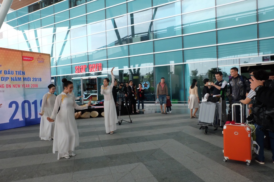 Đà Nẵng đón du khách quốc tế “xông đất” năm 2018 - 4 Du khách hào hứng với màn trình diễn chào mừng chuyến bay quốc tế đầu tiên đến Đà Nẵng năm 2018