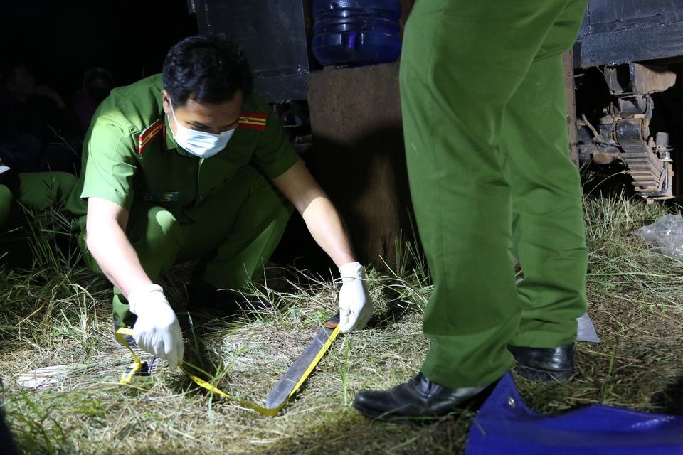 Đất rừng toàn nằm trong tay cán bộ? - 2
Cơ quan chức năng khám nghiệm hiện trường vụ tranh chấp đất khiến 8 người thương vong tại Ea Súp xảy ra vào tháng 12/2017