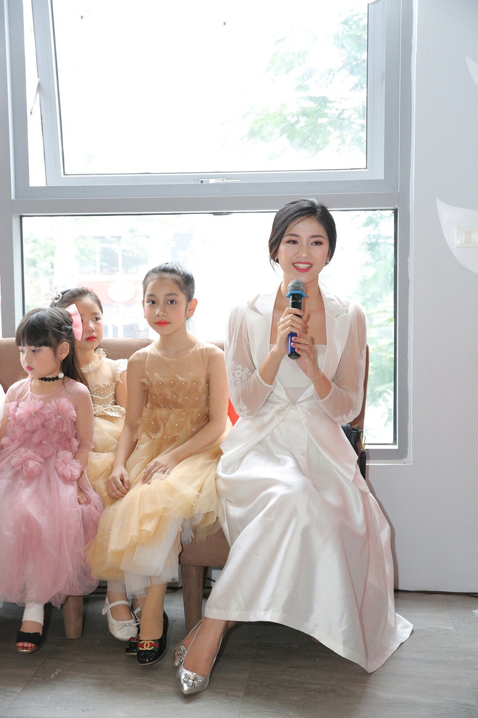Á hậu Thanh Tú trổ tài múa ballet bên các "thiên thần" nhí - 4 Á hậu Thanh Tú tâm sự rằng: “Lần đầu hóa thân thành những vũ công ballet nên Tú còn rất nhiều bỡ ngỡ đối với bộ môn nghệ thuật này. Nhưng cũng may nhờ sự giúp sức của anh Đàm Hàn Giang cũng như nhiều vũ công nhí trong vở ballet Kẹp hạt dẻ nên Tú đã có những trải nghiệm như ý”.