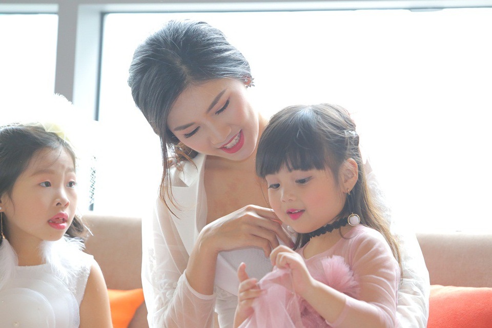 Á hậu Thanh Tú trổ tài múa ballet bên các "thiên thần" nhí - 11 Á hậu trẻ tuổi chăm chút cho các em nhỏ như người mẹ hiền.