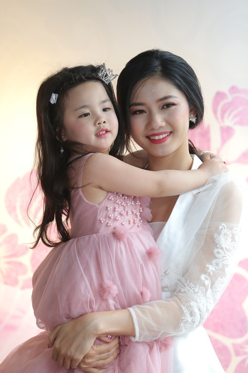 Á hậu Thanh Tú trổ tài múa ballet bên các "thiên thần" nhí - 5 “Đây là một vở ballet kinh điển mà hầu hết các nhà hát ballet trên thế giới đều chọn diễn, đặc biệt là vào mùa lễ hội như một món quà cho khán giả nhí. Vở diễn được chuyển thể từ truyện cổ tích “The Nutcracker and the Mouse King” của nhà văn Đức E. T. A Hoffman. Nhà soạn nhạc thiên tài Pyotr Ilyich Tchaikovsky cũng đã làm cho vở vũ kịch này trở nên hoàn hảo. Giờ đây, Tú rất háo hức được thưởng thức vở kịch tại Việt Nam do các em thiếu nhi trình diễn”, cô nói.