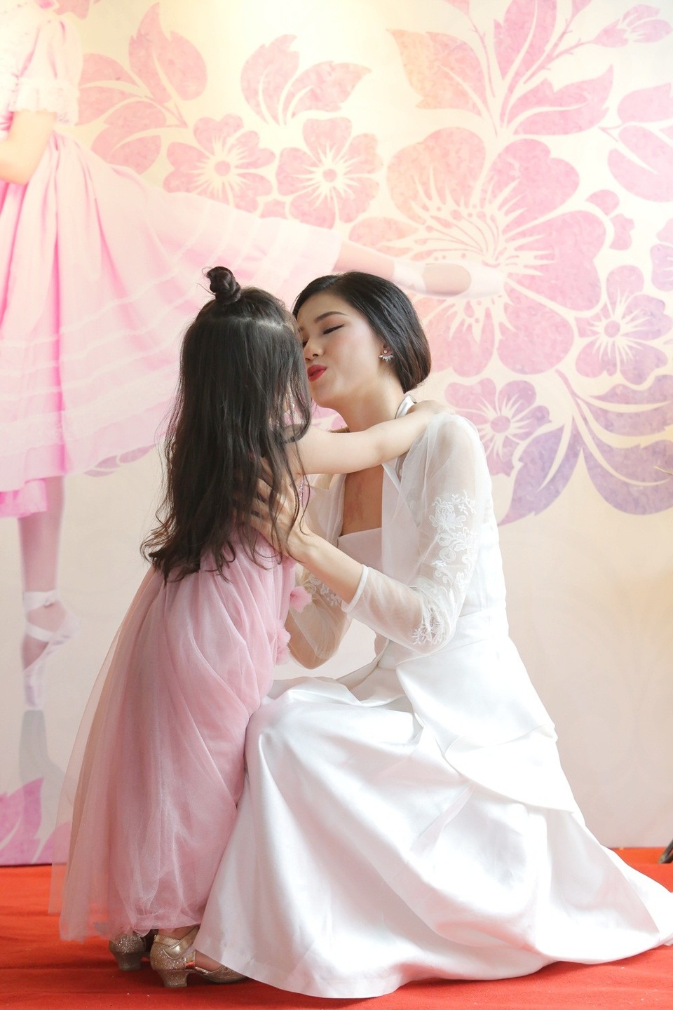 Á hậu Thanh Tú trổ tài múa ballet bên các "thiên thần" nhí - 12 Á hậu Thanh Tú trổ tài múa ballet bên các "thiên thần" nhí - 12