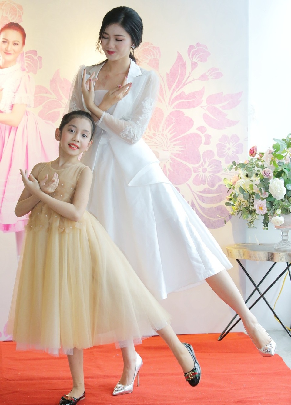 Á hậu Thanh Tú trổ tài múa ballet bên các "thiên thần" nhí - 6 Tại sự kiện, Thanh Tú một lần nữa trổ tài múa ballet khiến nhiều người bất ngờ.