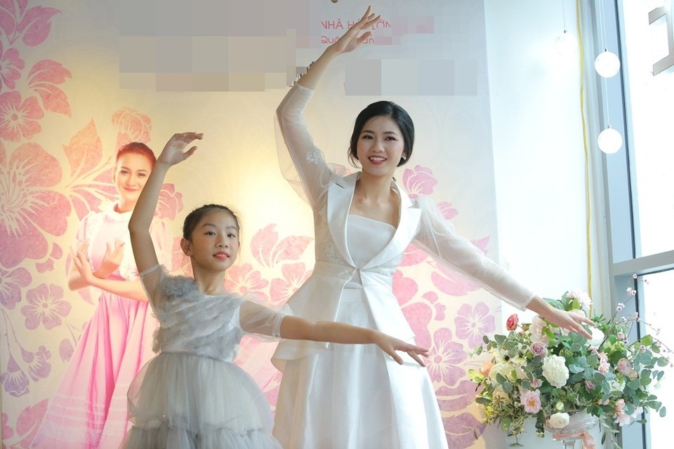 Á hậu Thanh Tú trổ tài múa ballet bên các "thiên thần" nhí - 8 Cô được nhận xét thể hiện các động tác khá mềm mại và có nhạc cảm tốt.