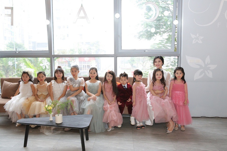 Á hậu Thanh Tú trổ tài múa ballet bên các "thiên thần" nhí - 15 Vũ kịch ballet nhí diễn ra tại Nhà hát Lớn Hà Nội vào ngày 28/1 tới đây chính là vở vũ kịch ballet lần đầu tiên được biểu diễn hoàn chỉnh và chuyên nghiệp bởi đoàn vũ công nhí lứa tuổi 4 - 17 tuổi tại Việt Nam, với số lượng kỷ lục là 110 diễn viên.