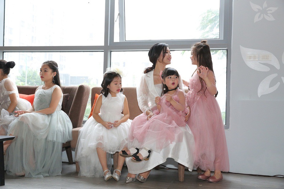 Á hậu Thanh Tú trổ tài múa ballet bên các "thiên thần" nhí - 9 Thanh Tú được các em nhỏ quấn quýt không rời.