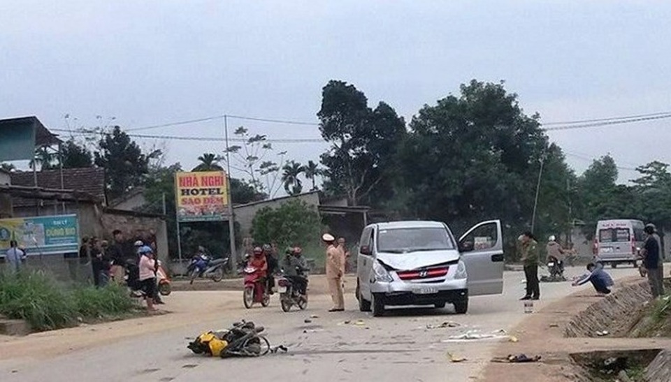 Xe máy đối đầu ô tô, 2 người thương vong - 1 Hiện trường nơi xảy ra vụ tai nạn thương tâm.