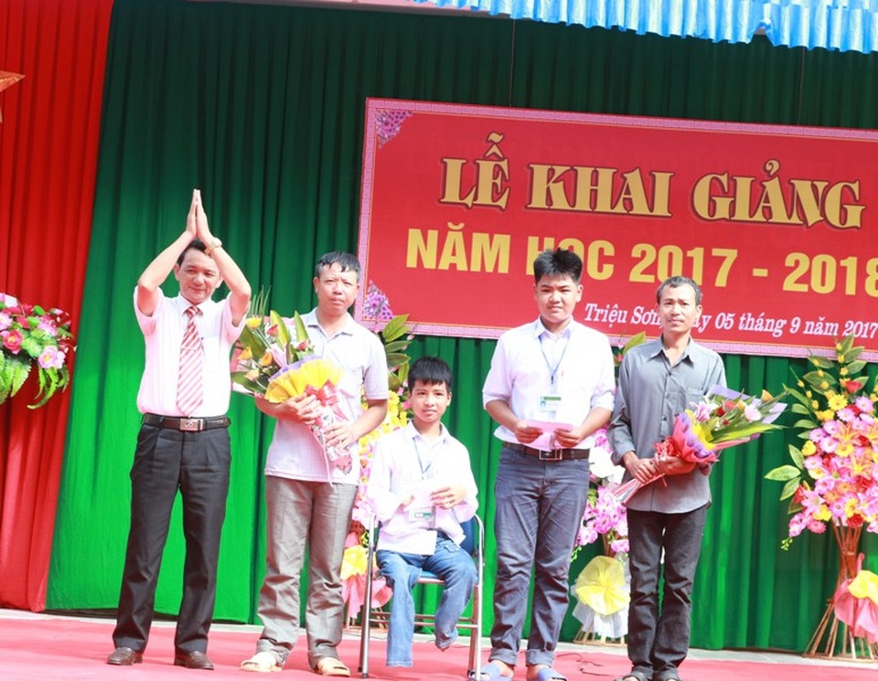 Tình bạn cảm động: 8 năm cõng bạn đến lớp - 3 Minh được tuyên dương trong lễ khai giảng năm học do nghị lực phi thường và điểm số thi vào rất cao