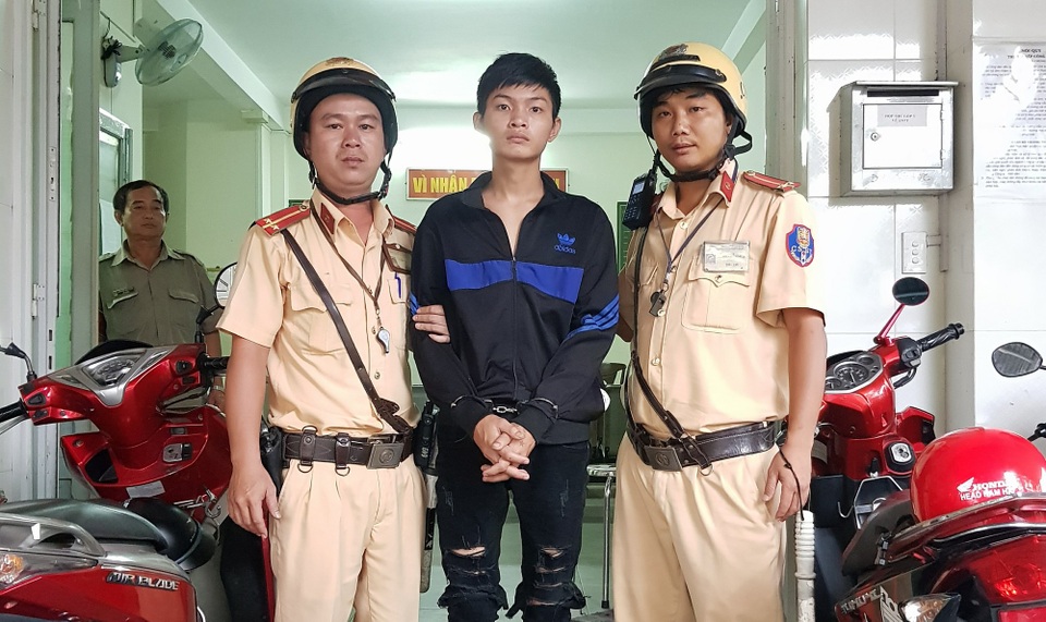 TPHCM: CSGT chặn bắt kẻ mang lệnh truy nã - 1 Đối tượng được áp giải về cơ quan công an