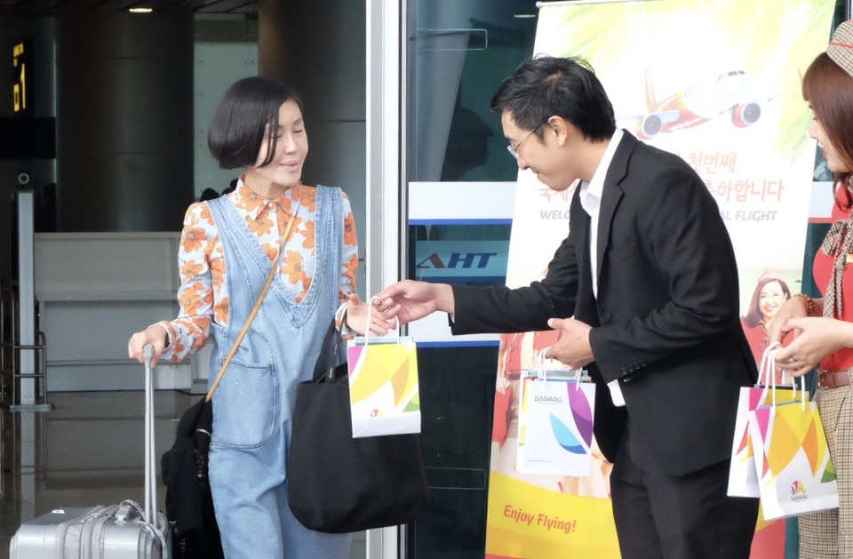 Đà Nẵng đón du khách quốc tế “xông đất” năm 2018 - 2 Những du khách đầu tiên đến Đà Nẵng trong ngày đầu năm mới 2018