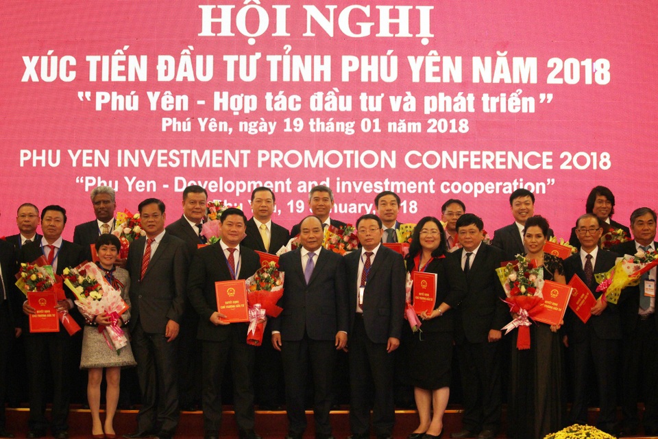 Thủ tướng kêu gọi những “sếu lớn, đại bàng lớn” đến với Phú Yên - 4 Thủ tướng cùng lãnh đạo tỉnh Phú Yên trao các chứng nhận đầu tư và chủ trương đầu tư
