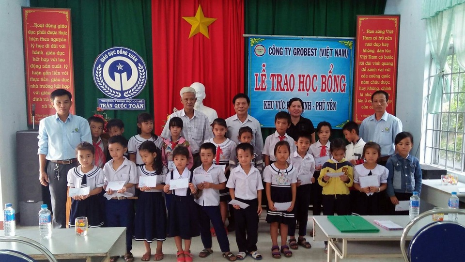 Trao 225 suất học bổng Grobest Việt Nam đến học sinh nghèo Phú Yên - 2 Đại diện Grobest Việt Nam trao học bổng cho các em tại huyện Đồng Xuân
