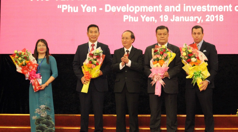Thủ tướng kêu gọi những “sếu lớn, đại bàng lớn” đến với Phú Yên - 3 Lãnh đạo tỉnh trao chứng nhận đầu tư cho các doanh nghiệp
