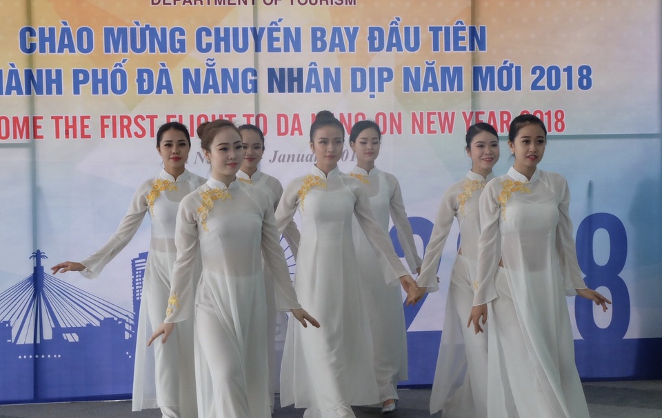 Đà Nẵng đón du khách quốc tế “xông đất” năm 2018 - 1 Lễ đón đoàn khách quốc tế xông đất Đà Nẵng năm 2018 tại cảng hàng không