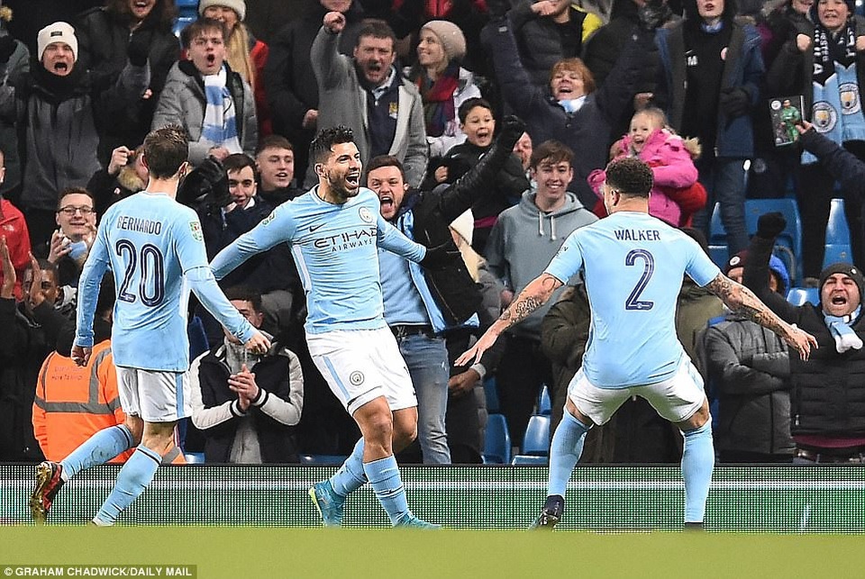 Man City may mắn thắng nhẹ trước "đàn em" Bristol - 1
Aguero (giữa) ăn mừng bàn thắng ở phút bù giờ vào lưới Bristol