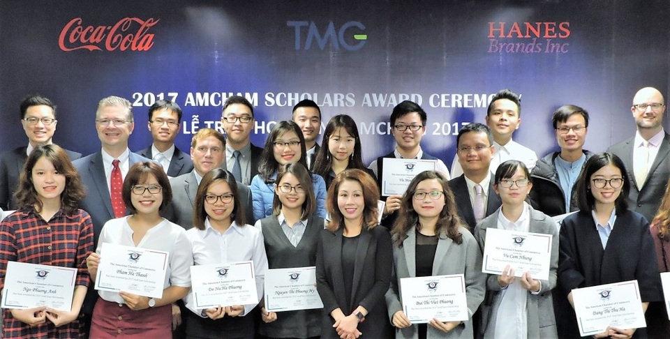 Đại sứ Hoa Kỳ tại Việt Nam trao học bổng AmCham Scholars cho 20 sinh viên năm cuối xuất sắc của Hà Nội - 1
Đại sứ Hoa Kỳ tại Việt Nam Daniel J.Kritenbrink và Chủ tịch Hiệp hội Thương mại Hoa Kỳ (AmCham) ông Michael Kelly trao tặng 20 suất học bổng cho sinh viên năm cuối xuất sắc của Hà Nội