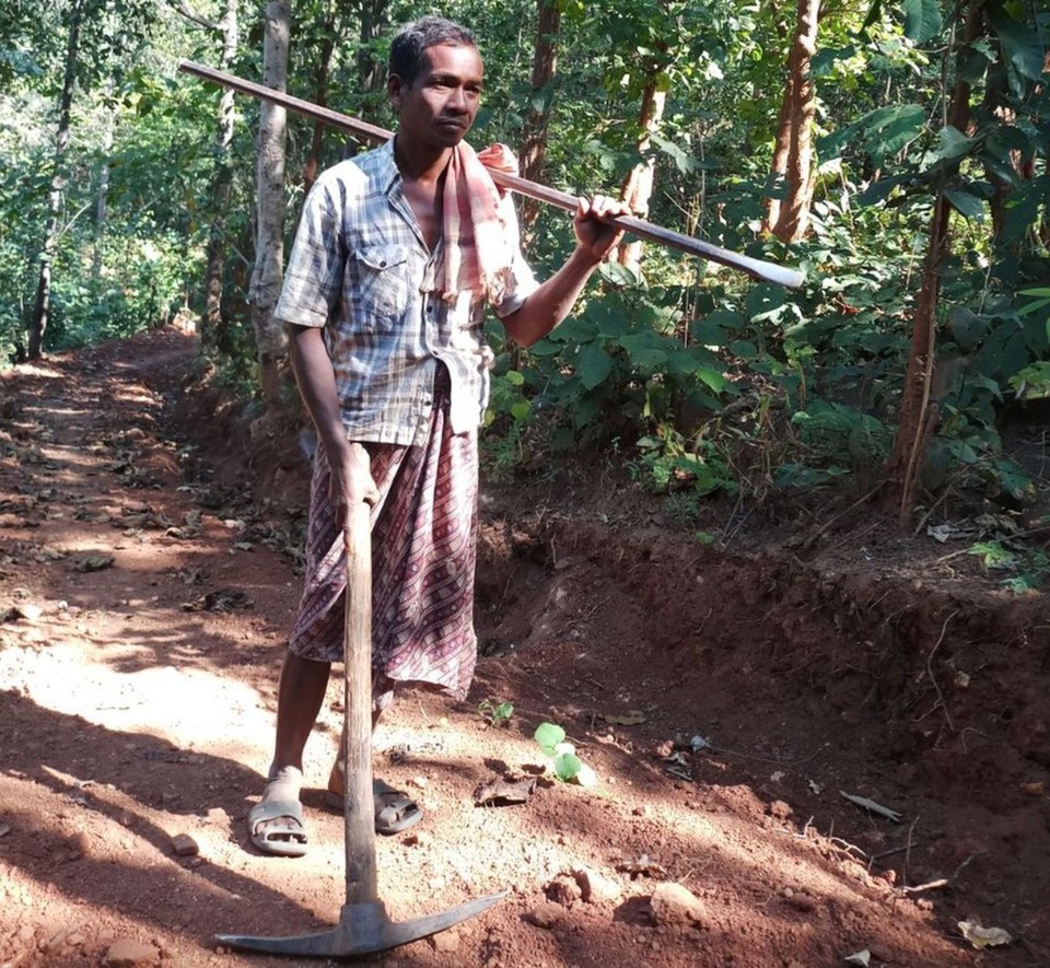 Ông Nayak và các dụng cụ để đào đường (Ảnh: BBC)