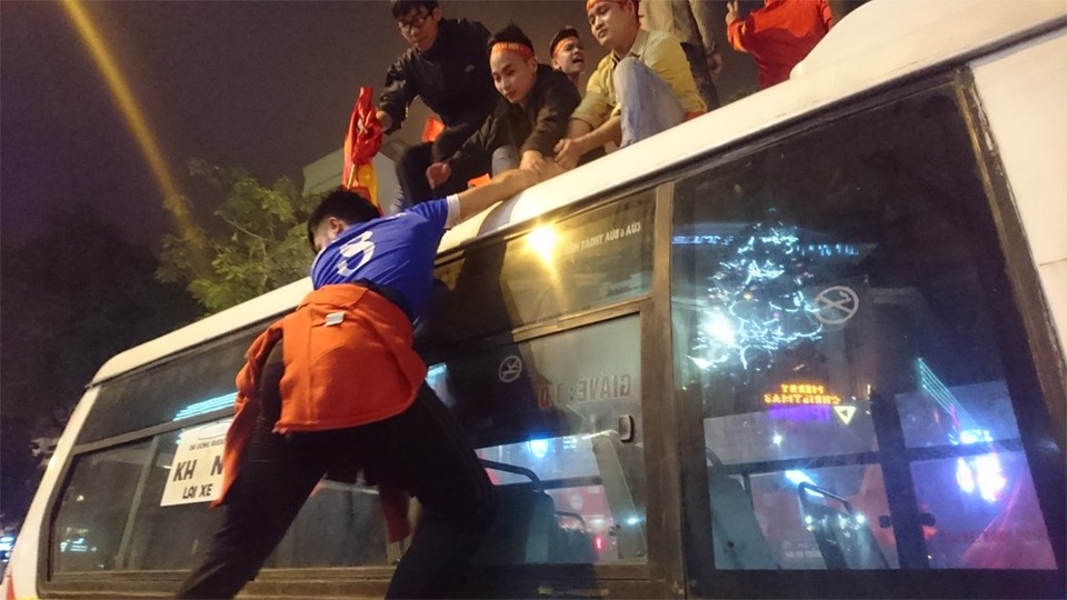Những đạo cụ “độc” trong đêm ăn mừng chiến thắng của U23 Việt Nam - 2 Cùng kéo nhau lên nóc xe buýt để hò reo ăn mừng chiến thắng...