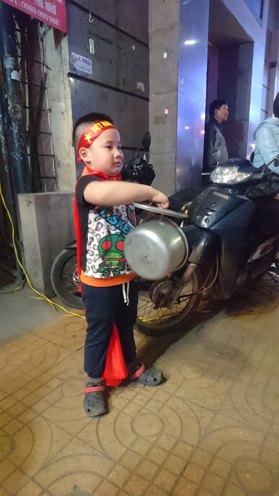 Những đạo cụ “độc” trong đêm ăn mừng chiến thắng của U23 Việt Nam - 10
Em nhỏ này học theo người lớn mang cả nồi nấu canh của nhà mình ra gõ