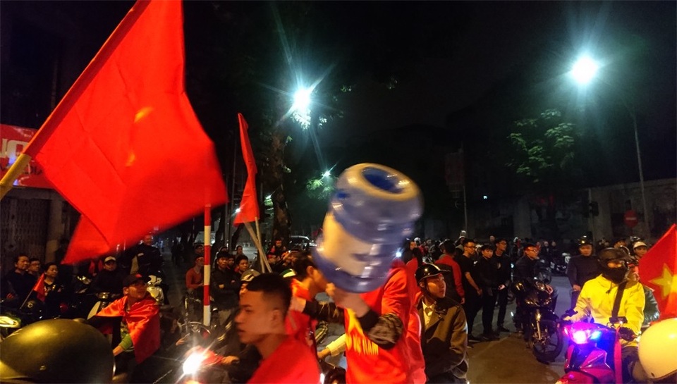 Những đạo cụ “độc” trong đêm ăn mừng chiến thắng của U23 Việt Nam - 12 Vỏ bình nước cũng được mang ra để cổ vũ cho chiến thắng của đội tuyển U23 Việt Nam.
