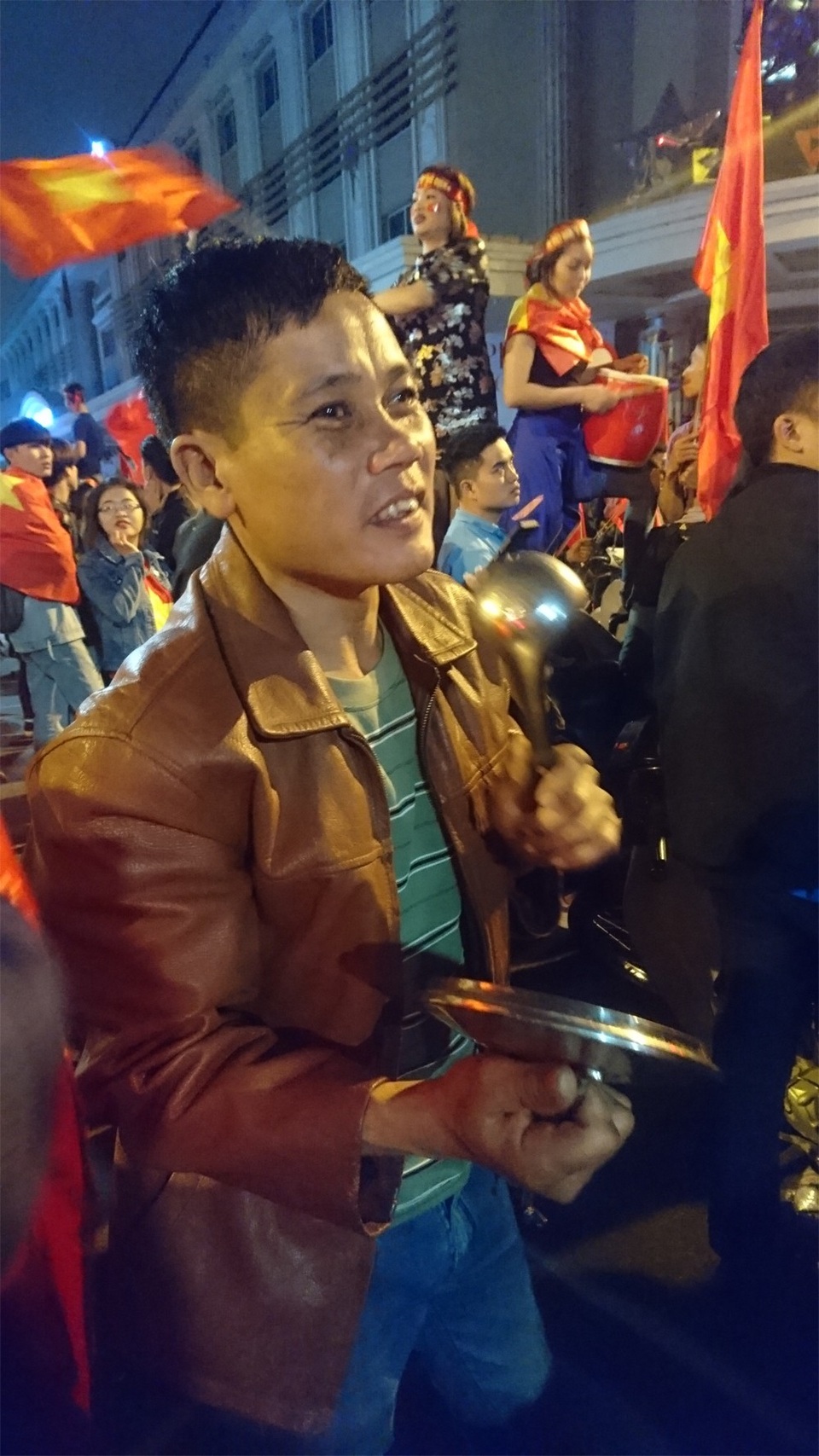 Những đạo cụ “độc” trong đêm ăn mừng chiến thắng của U23 Việt Nam - 8
Vung xoong và muôi múc canh bất đắc dĩ trở thành đạo cụ của người đàn ông này trong đêm chiến thắng của đội tuyển U23 Việt Nam.