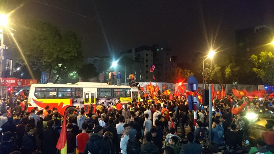 Những đạo cụ “độc” trong đêm ăn mừng chiến thắng của U23 Việt Nam - 1
Ngay khi trận đấu kết thúc, người hâm mộ đã đổ ra đường rất đông. Tuyến phố Huế, Hai Bà Trưng, đoạn gần với ngã tư Hàng Bài - Hai Bà Trưng (Hà Nội) luôn trong tình trạng chật cứng người. Một chiếc xe buýt đã bị dòng người chặn đứng giữa đường.