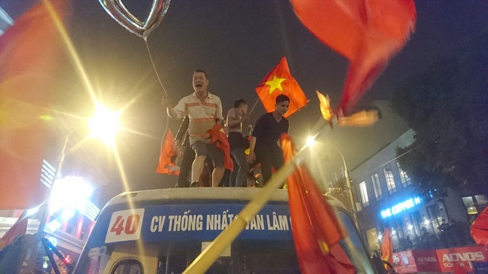 Những đạo cụ “độc” trong đêm ăn mừng chiến thắng của U23 Việt Nam - 3 Một nhóm người đã quá khích trèo lên nóc xe buýt để hò reo.