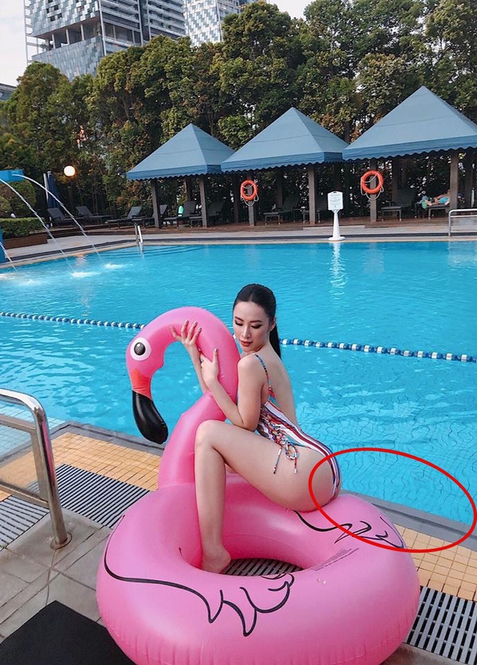Loạt ảnh “tố cáo” sao Việt photoshop quá đà để có "siêu vòng 3" - 1 Có lẽ Angela Phương Trinh là cái tên được liệt thường xuyên nhất vào danh sách các sao Việt nghiện khoe siêu vòng 3, và không ít lần cô bị soi lạm dụng photoshop quá đà.