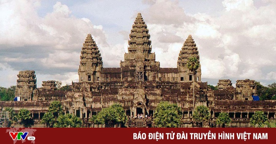 Campuchia thu về 100 triệu USD từ vé tham quan Đền Angkor Wat - 1