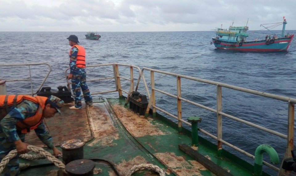 Tàu Trường Sa 20 cứu 2 tàu cá Phú Yên bị nạn - 1 Cán bộ, chiến sĩ đang làm nhiệm vụ cứu 2 tàu cá Phú Yên bị nạn ở Trường Sa