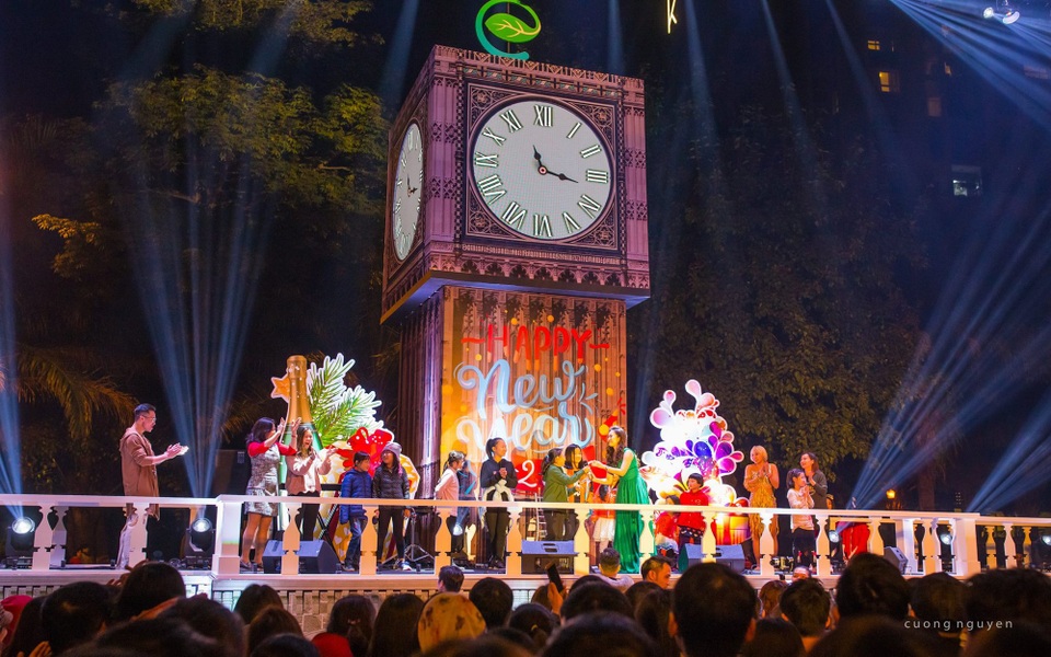Sân khấu lấy cảm hứng từ đồng hồ Big Ben cao tới 8m sáng rực ánh đèn cùng cư dân đón chờ thời khắc năm mới 2018