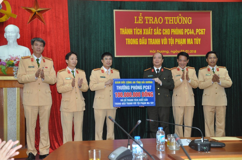 Thưởng nóng 200 triệu đồng cho lực lượng phá thành công các chuyên án ma túy lớn - 1 Đại tá Bùi Ngọc Phi, Giám đốc Công an tỉnh thưởng nóng cho PC67 (ảnh CTV)