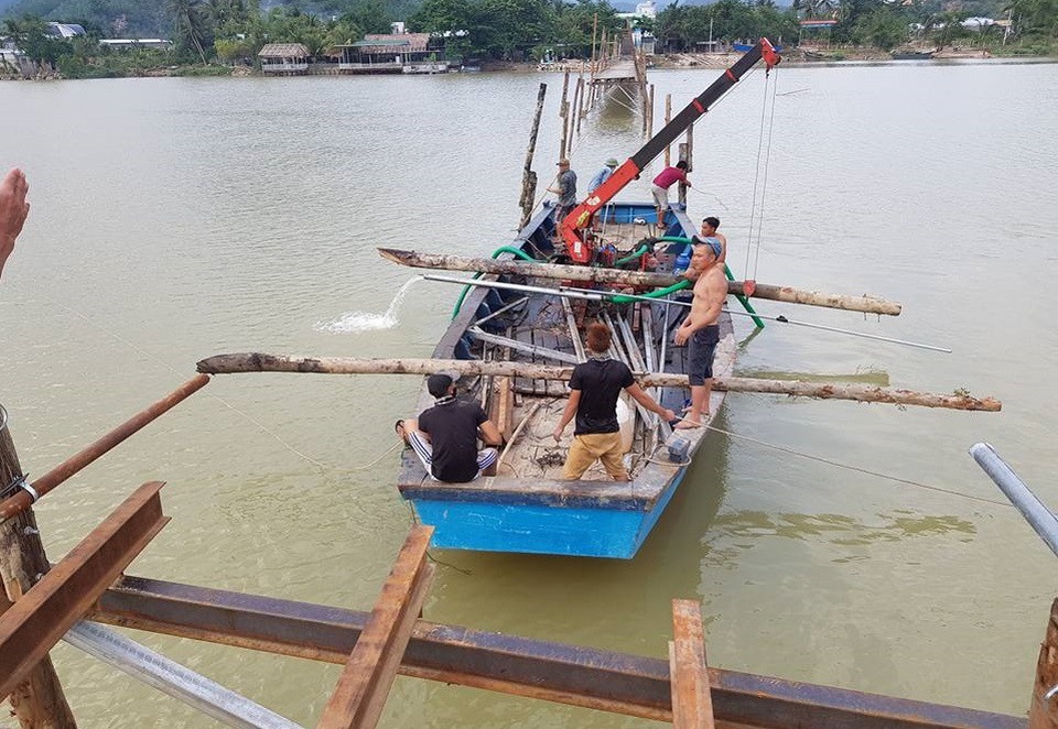 Hoàn thiện cầu gỗ bị lũ cuốn cho học sinh Nha Trang đi học - 1
Lực lượng công nhân khẩn trương thi công cầu gỗ Phú Kiểng Nha Trang sau khi bị lũ cuốn lần thứ hai vào cuối năm ngoái.