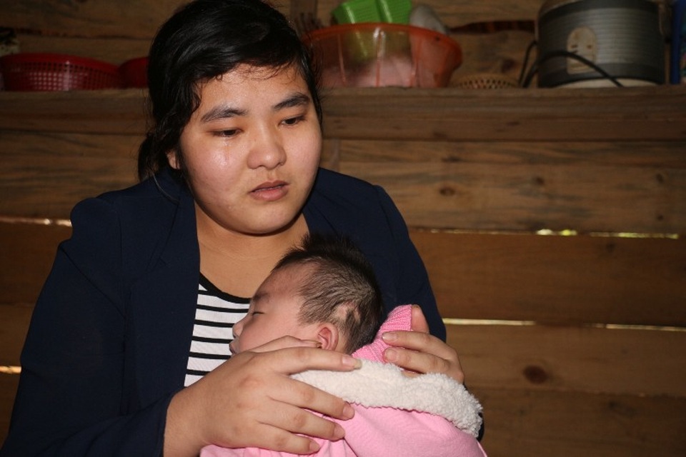 Thương bé 1 tuổi mang bệnh não úng thủy - 1 Chị Trinh đau đớn khi nhìn đứa con gái đang đối mặt với tử thần mà bất lực