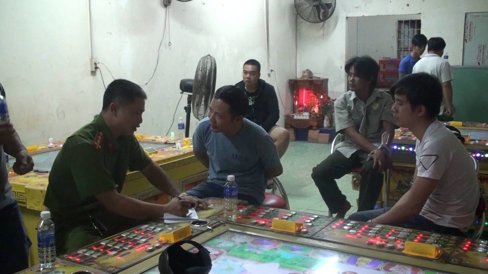 Bắt giữ hàng chục đối tượng đánh bạc bằng game bắn cá - 1 Lực lượng công an làm việc với các đối tượng