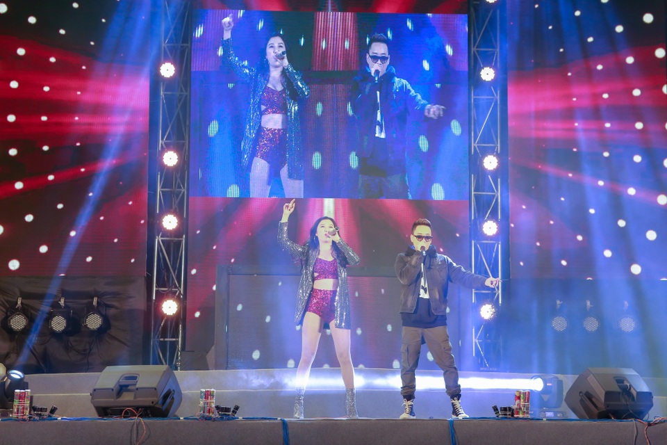 “Chào 2018” - Halong Marine Plaza bùng nổ với JustaTee, Giang Hồng Ngọc, Hạnh Sino - 11