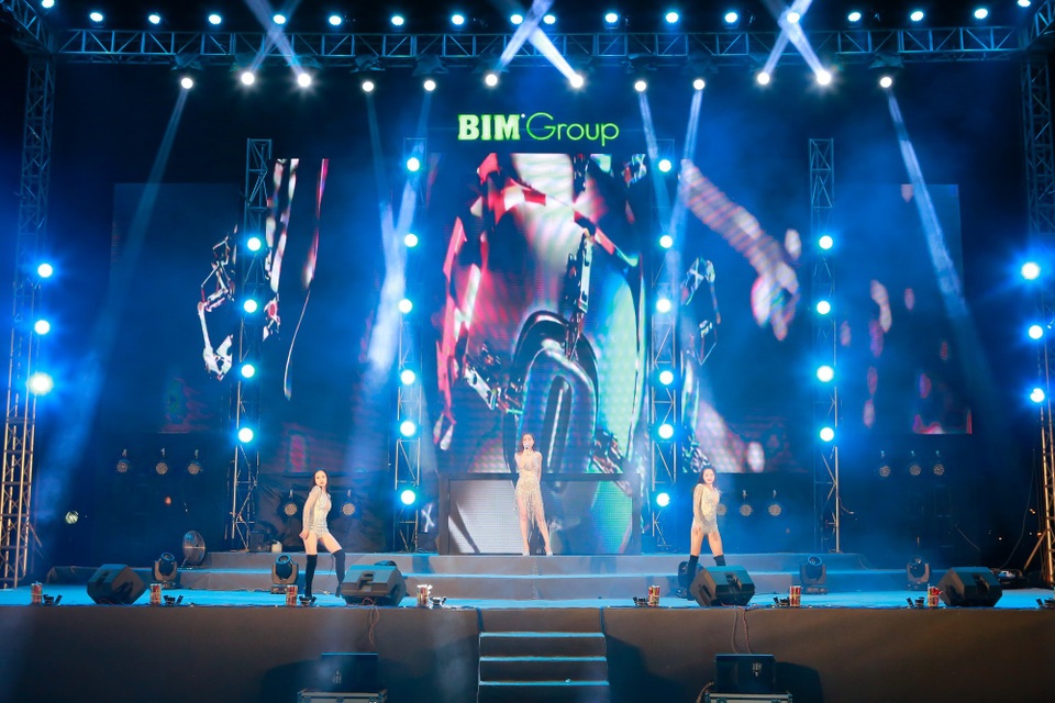 “Chào 2018” - Halong Marine Plaza bùng nổ với JustaTee, Giang Hồng Ngọc, Hạnh Sino - 15