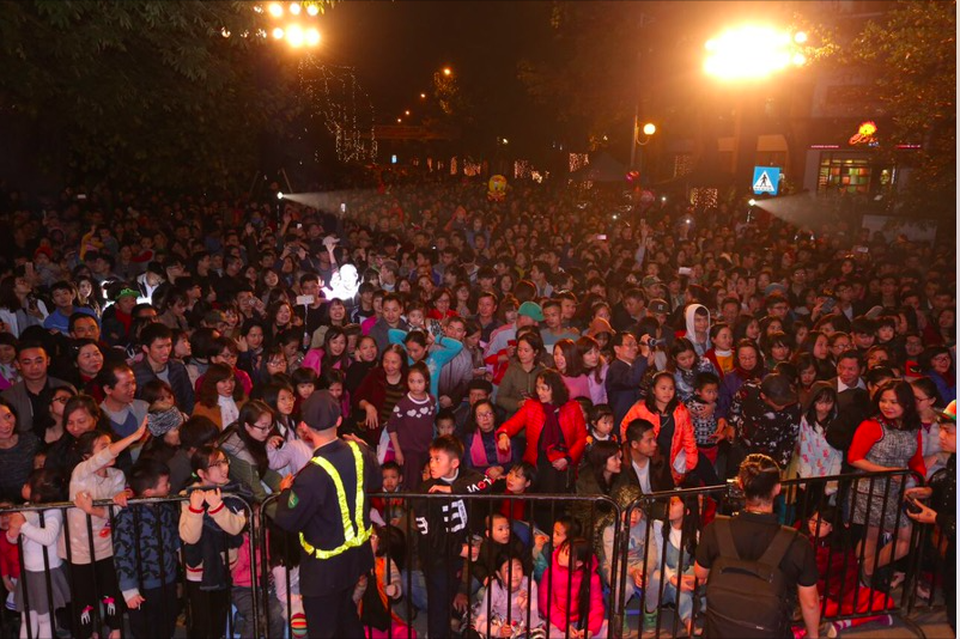 Đông đảo cư dân Ecopark cùng nhau đón chào năm mới rất văn minh và thân thiện