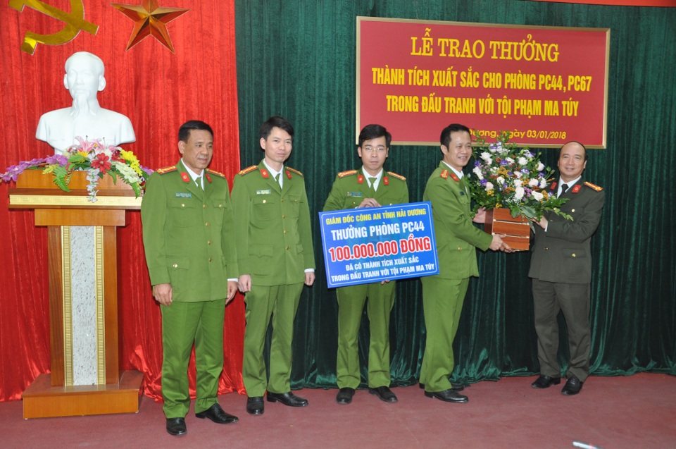Thưởng nóng 200 triệu đồng cho lực lượng phá thành công các chuyên án ma túy lớn - 2 PC44 đón nhận phần thưởng từ lãnh đạo Công an tỉnh (ảnh CTV)