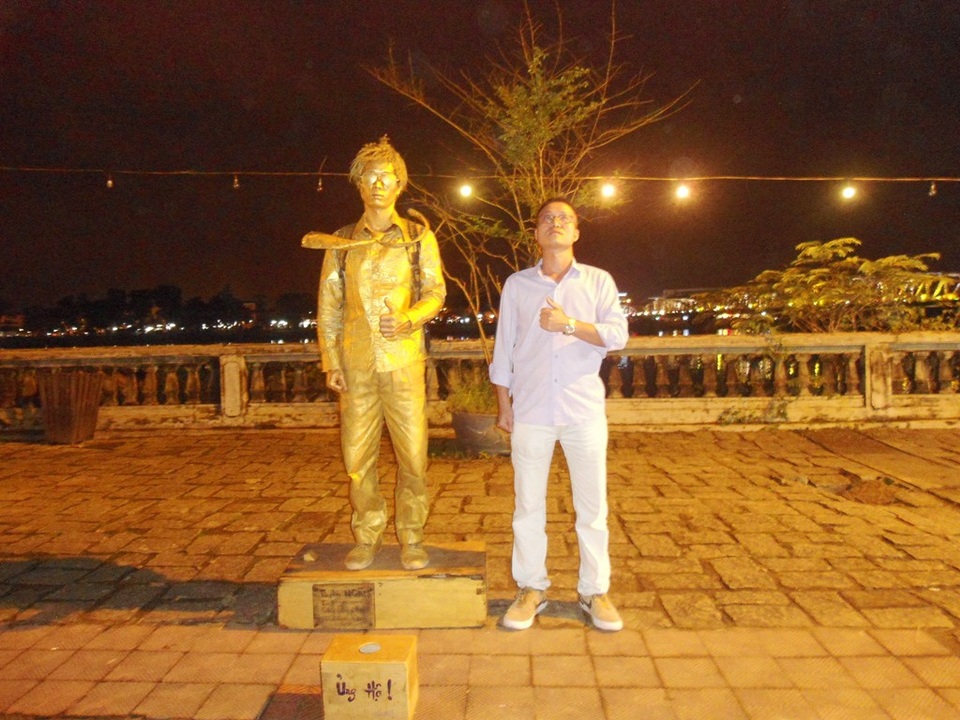 Khách du lịch chụp ảnh với “nhân tượng”