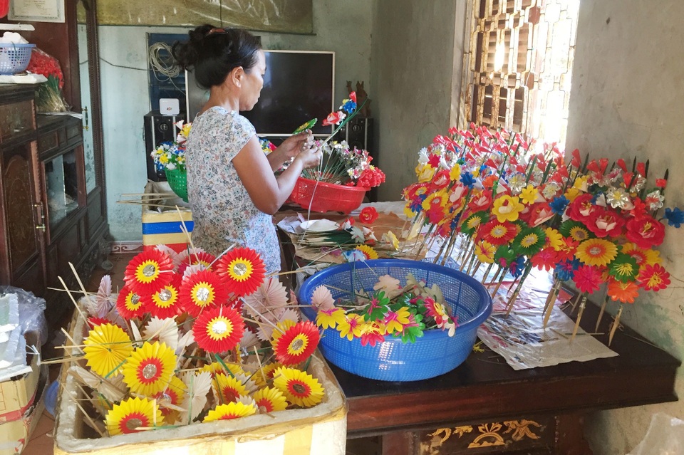 Làng hoa giấy Thanh Tiên tất bật những ngày cuối năm - 3 Các nghệ nhân làng Thanh Tiên tất bật chuẩn bị hoa cúng bán Tết