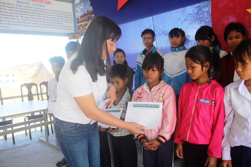 
Đại diện Công ty TNHH Grobest Việt Nam trao học bổng cho các em học sinh nghèo, hiếu học trên địa bàn huyện Kong Chro
