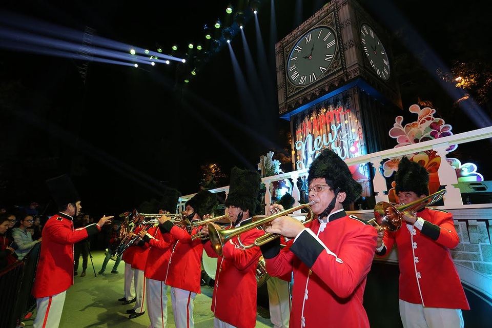 22h, Khuấy động không khí cả khu đô thị là đoàn diễu hành Hoàng Gia, diễu hành trên những con đường chính trong nội khu đi về khu sân khấu chính