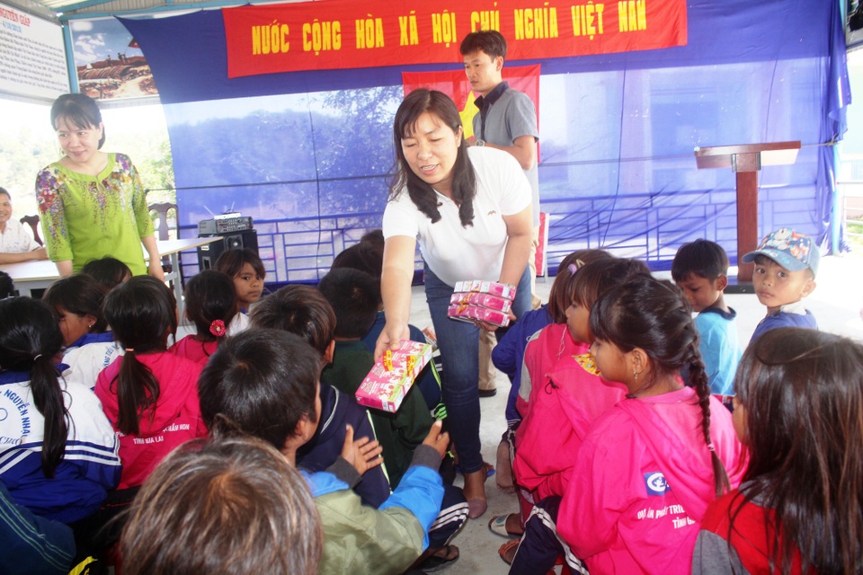 Những hộp sữa, truyện tranh trao tặng các em học sinh trên địa bàn tỉnh Gia lai