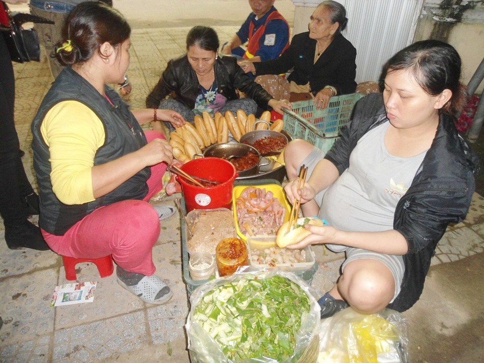 Hình ảnh các dì đang bán mì Trường Tiền